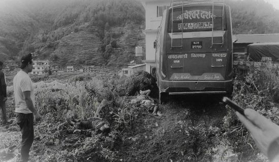 बसको ठक्करबाट दुई पैदल यात्रुको मृत्यु, चारको  उपचार हुँदै