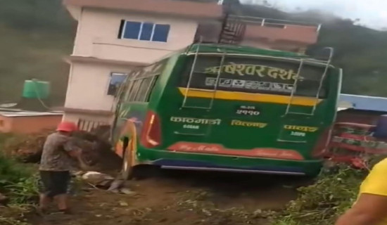 बसको ठक्करबाट तीनको मृत्यु, चारजना घाइते