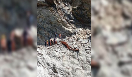 सडक खन्ने क्रममा पहिरोमा पुरिएर एक्साभेटर चालकको मृत्यु