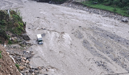 बगुवा खोलामा ट्याङ्कर खस्यो