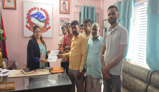 दूधको पैसा नपाएपछि प्रशासन गुहार्दै किसान