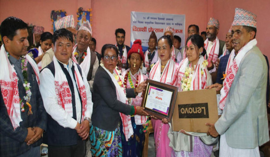 गणतन्त्र दिवसमा उत्कृष्ट अङ्क ल्याउने विद्यार्थीलाई ल्यापटप उपहार