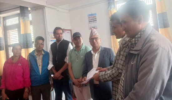 सिंहदरबार धाउँदै समायोजित कर्मचारी