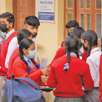 विद्यार्थी ‘पढ्दै कमाउँदै’