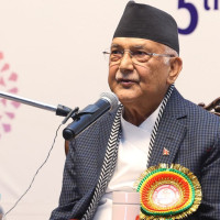 अर्थमन्त्रीको हातमा बजेटको ब्रिफकेस