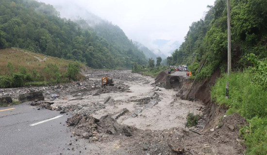 बाढीले अवरुद्ध कोसी राजमार्ग (फोटो फिचर)