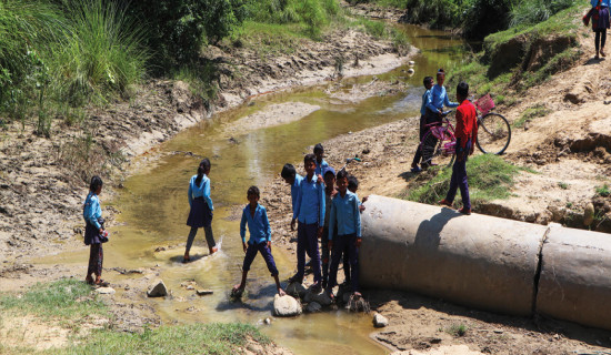 विद्यालय पुग्नै जोखिम