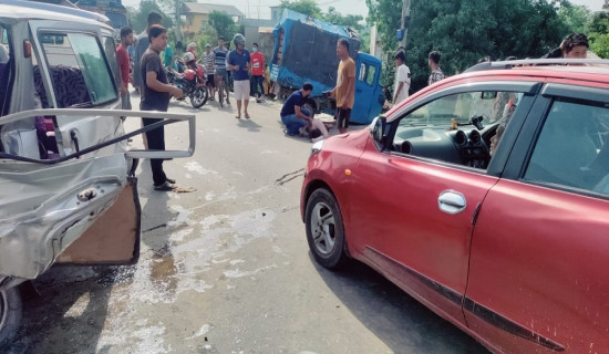एम्बुलेन्स र स्कुल भ्यान ठोक्किँदा चालकको मृत्यु, पाँच घाइते