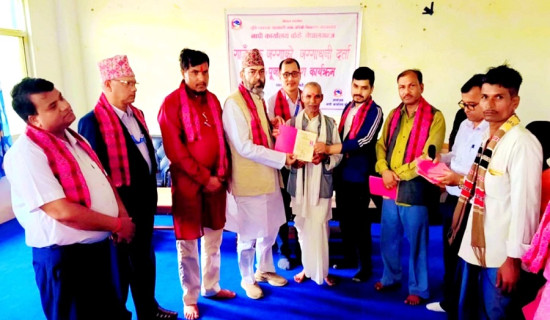 बाँकेको नरैनापुरका ३५० परिवारलाई लालपूर्जा वितरण