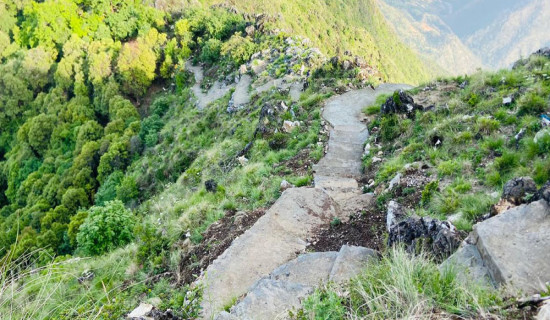 कुमाख लेकसम्म पुग्न पदमार्ग निर्माण