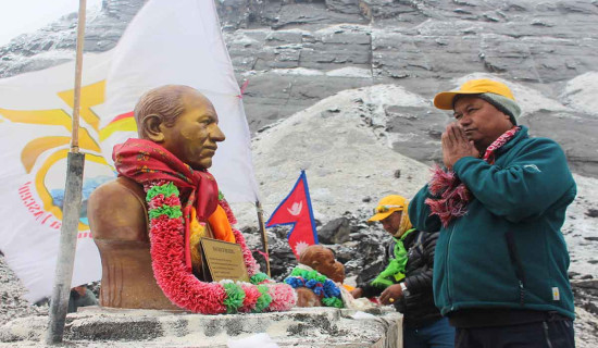 अन्नपूर्ण आरोहणको ७५ वर्ष : पहिलो आरोहीको शालिक अनावरण