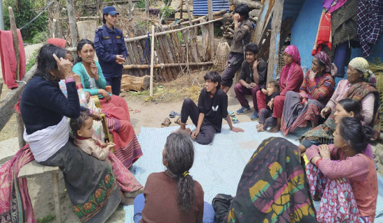 नागरिकलाई कानुन सिकाउँदै प्रहरी