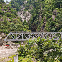 झरीमा रुझ्दै कुहिरोमा लुक्दै हिलेमा लाखे नाच
