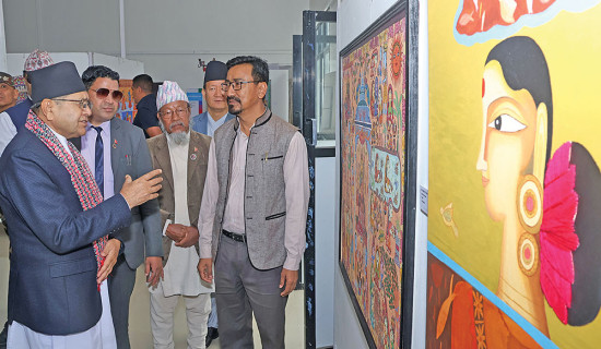सभामुख घिमिरेद्वारा प्रदर्शनी अवलोकन