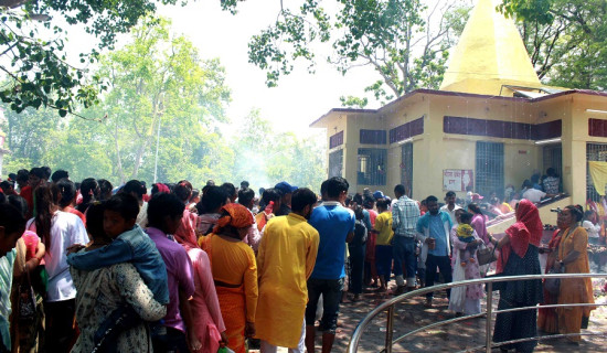 बेहडा बाबामा बिहानैदेखि दर्शनार्थीको भिडभाड