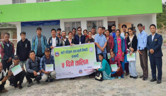 किसानलाई माटो परीक्षण गर्न सिकाउँदै ‘पौवादुङमा’