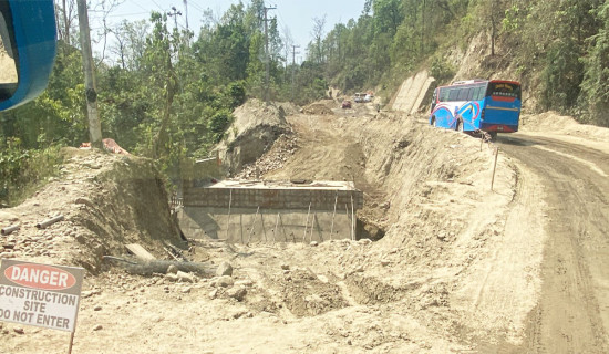 दाउन्नेको यात्रा सकसपूर्ण : हल्का पानी पर्दा सडक अवरुद्ध