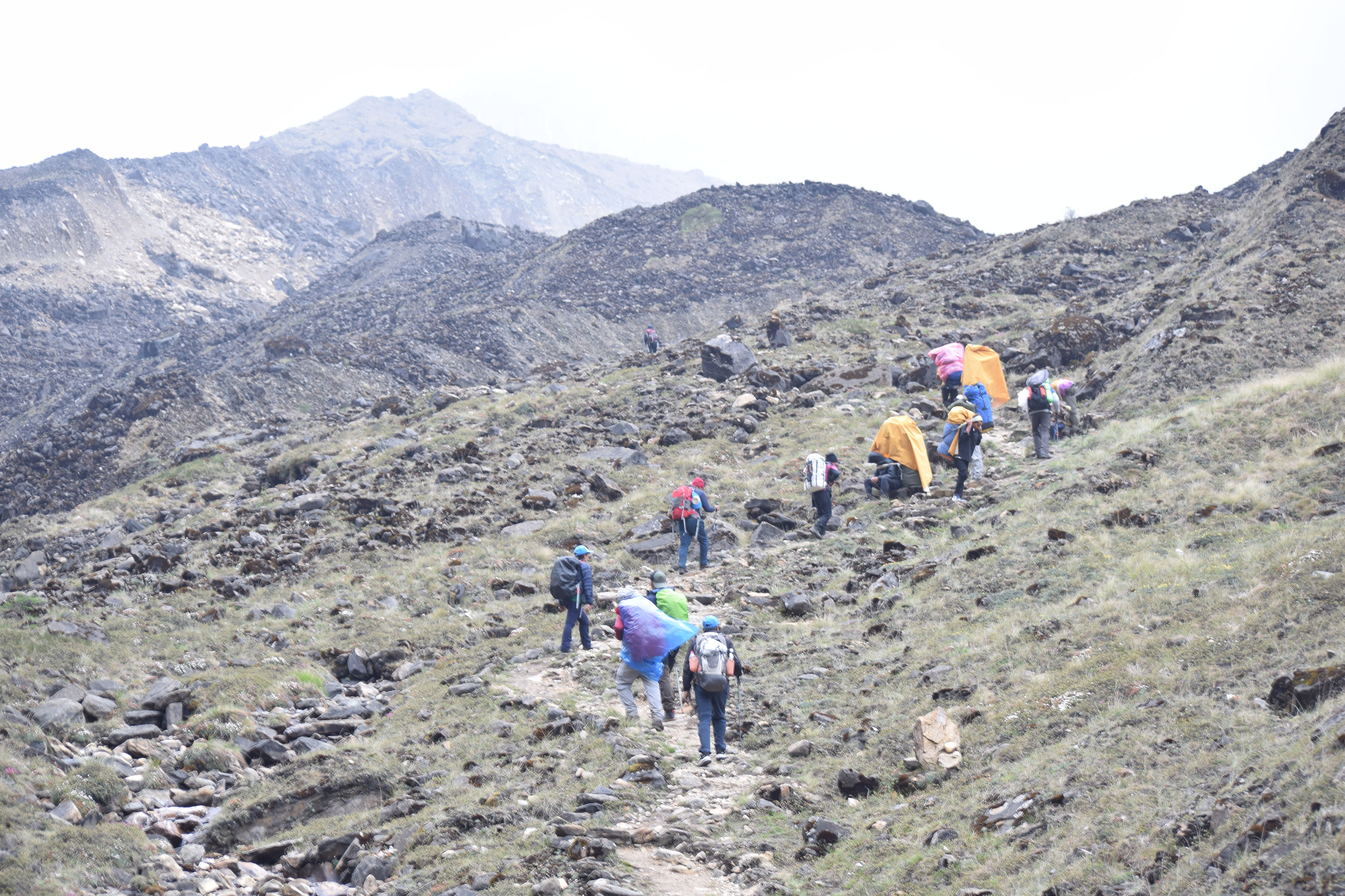 अन्नपूर्ण आधार शिविरतर्फ जाँदै गरेका पर्यटक