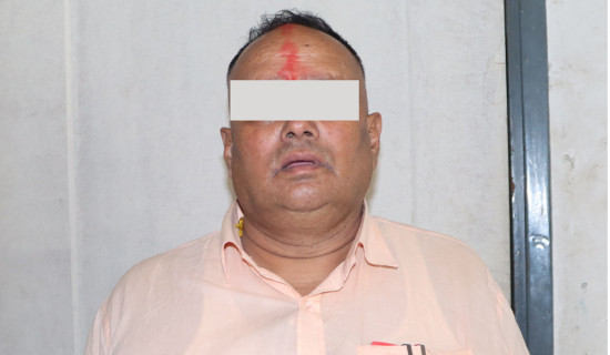 गृह मन्त्रालयको कर्मचारी भन्दै धम्काउने पक्राउ