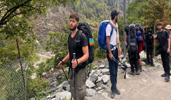सडकको धुलो खाँदै पर्यटक