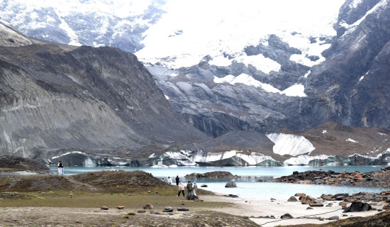 ग्लेसियर अवलोकन गर्दै पर्यटक