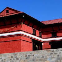 भवनको जग खन्दा सडकमा पहिरो