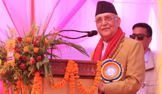 भवनको जग खन्दा सडकमा पहिरो