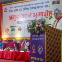 म्याग्दीका वनपाखामा लालीगुराँस हेर्नेको भीड