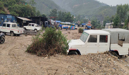 बाढीले ग्रामीण मोटरबाटो पूर्णरूपमा अवरुद्ध