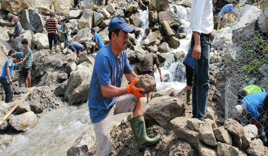 श्रमदानमार्फत काठेपुल निर्माण गर्न सुरु