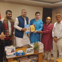बालबालिकालाई न्यानो कपडा वितरण