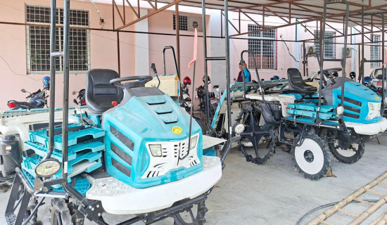 किसानलाई धानरोप्ने उपकरण ‘राइस ट्रान्सप्लान्टर’ प्रदान
