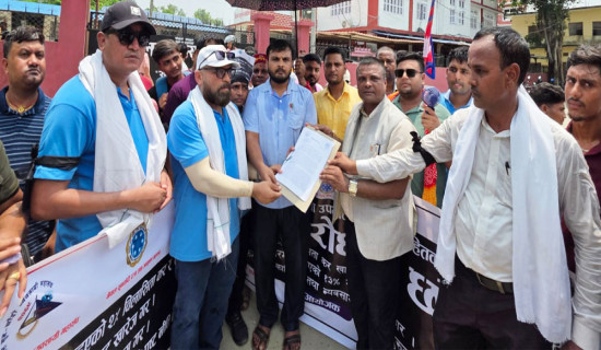 कर घटाउन माग गर्दै सुनचाँदी व्यवसायीले बुझाए ज्ञापनपत्र