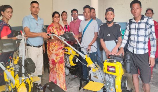 हाते ट्याक्टर पाएपछि सुनवनस्थित दुर्गम क्षेत्रका स्थानीय खुशी