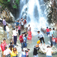 तातोपानीका महिला स्वास्थ्य स्वयंसेविकालाई मोबाइल