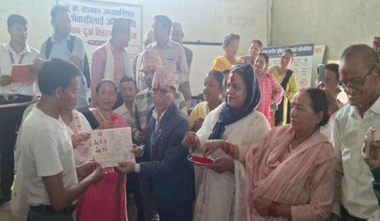 कोहलपुरका अव्यवस्थित बसोवासीलाई जग्गाधनी पुर्जा वितरण