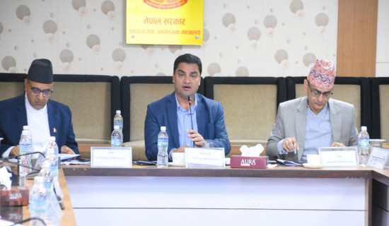 विद्यालयमा सोलार वितरण