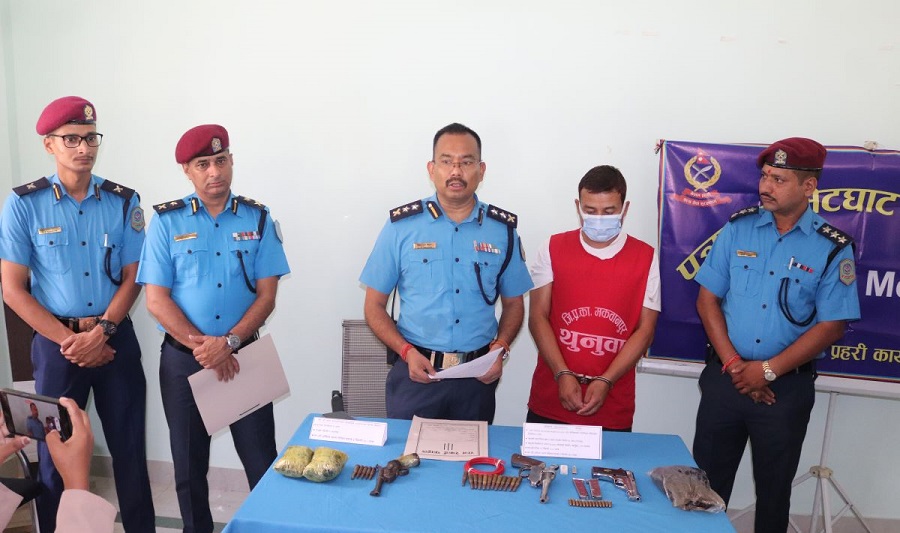इटालियन पेस्तोलसहित एक पक्राउ