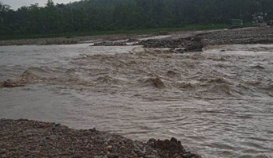बाढीले डाइभर्सन बगाउँदा पूर्वपश्चिम राजमार्ग अवरुद्ध
