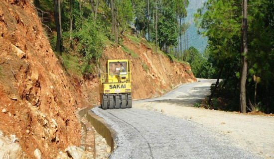 ट्रयाक खुलेको सत्ताइस वर्षपछि रत्नेचौर–भकुण्डे सडक कालोपत्र थालियो