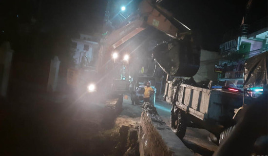 वीरगञ्ज महानगरमा रातका समयमा नाली सफा
