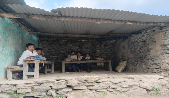 छाप्रोभित्र पढाइ  हिउँद बर्खै विद्यार्थीलाई कष्ट
