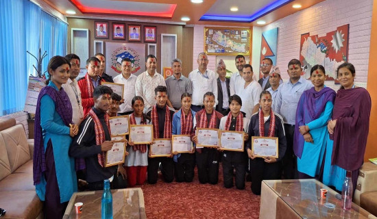 राष्ट्रपति रनिङ शिल्ड प्रतियोगिता : विजेता खेलाडीलाई पालिकाको सम्मान