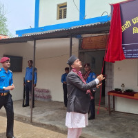 चल्दै गरेको रेलमा पुस्तक विमोचन