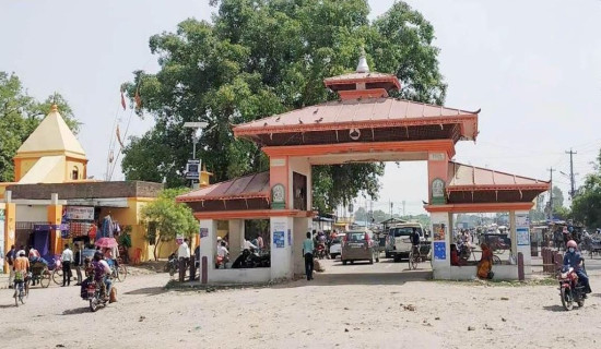 चल्दै गरेको रेलमा पुस्तक विमोचन