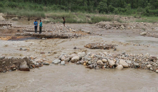 वर्षाले विभिन्न राजमार्गका छ स्थानमा सडक अवरुद्ध