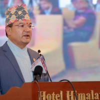 एकै ठाउँमा बसेर पढ्नुपर्दा सकस