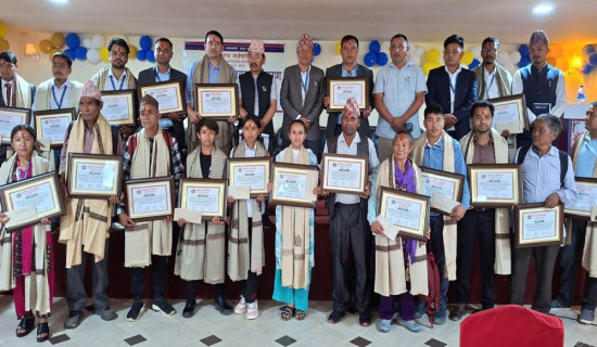 चार कृषकसहित उपभोक्ता, विद्यार्थी, शिक्षक र कर्मचारी पुरस्कृत