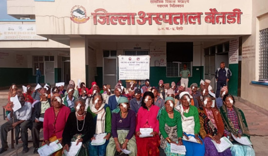 आँखाको ज्योति फर्किदा ज्येष्ठ नागरिक खुसी