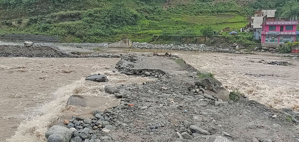 मेलम्ची र लार्चाले बगाए अस्थायी पुल